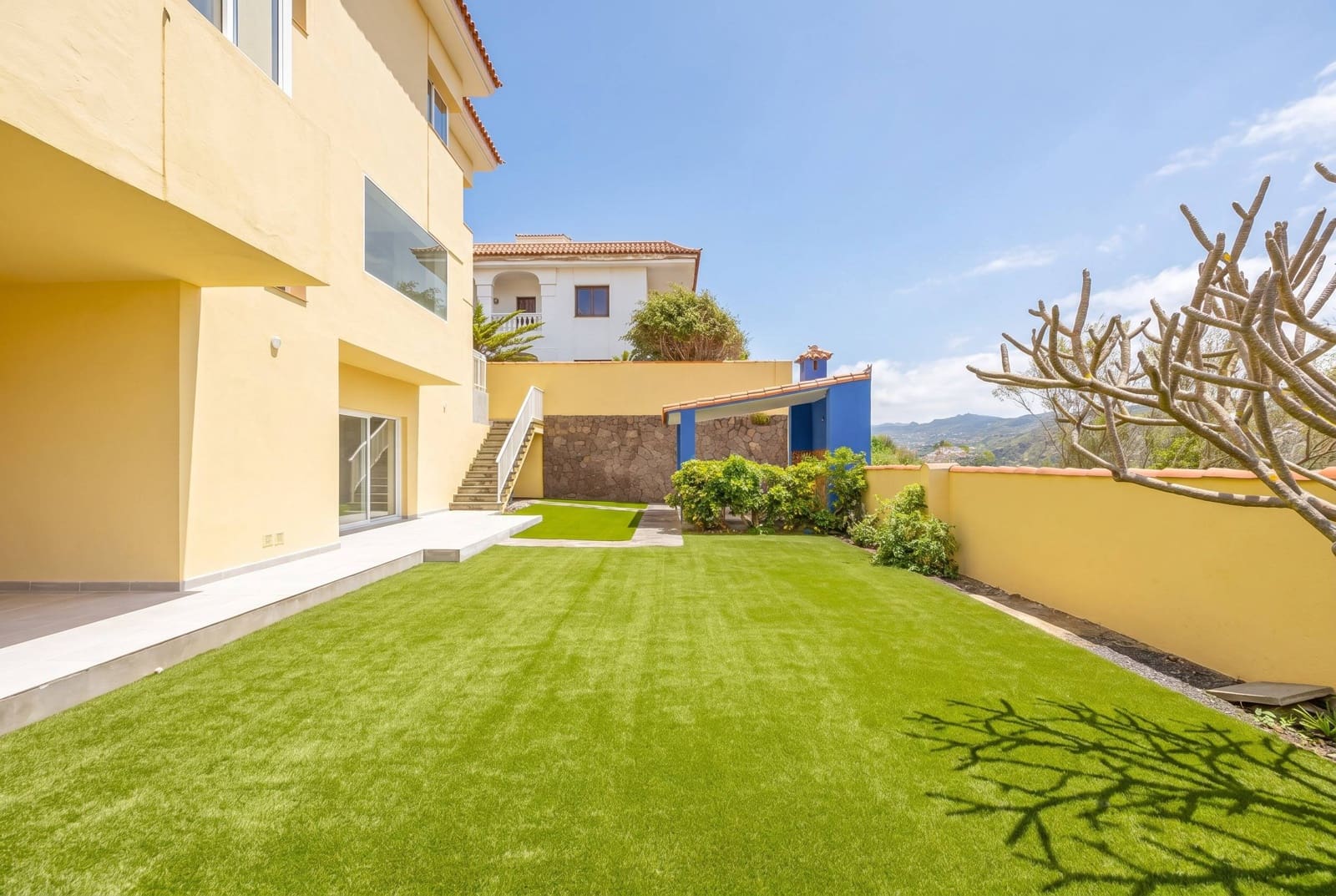 5 bedroom Villa for sale in Santa Brigida with garage - € 895,000 (Ref: 9804302)