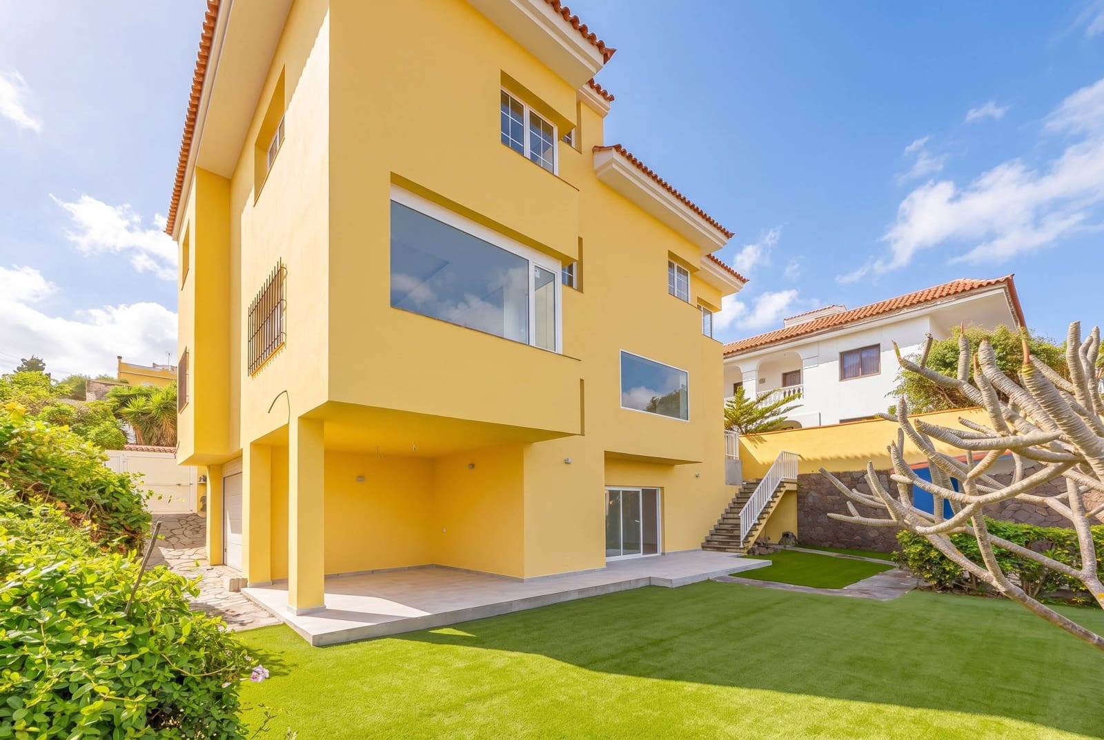 5 bedroom Villa for sale in Santa Brigida with garage - € 895,000 (Ref: 9804302)