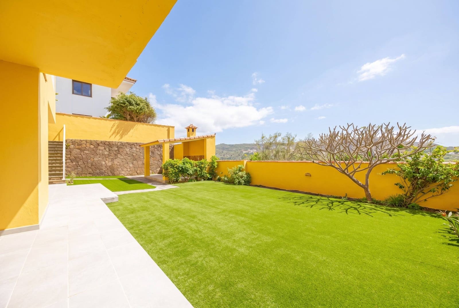 5 bedroom Villa for sale in Santa Brigida with garage - € 895,000 (Ref: 9804302)