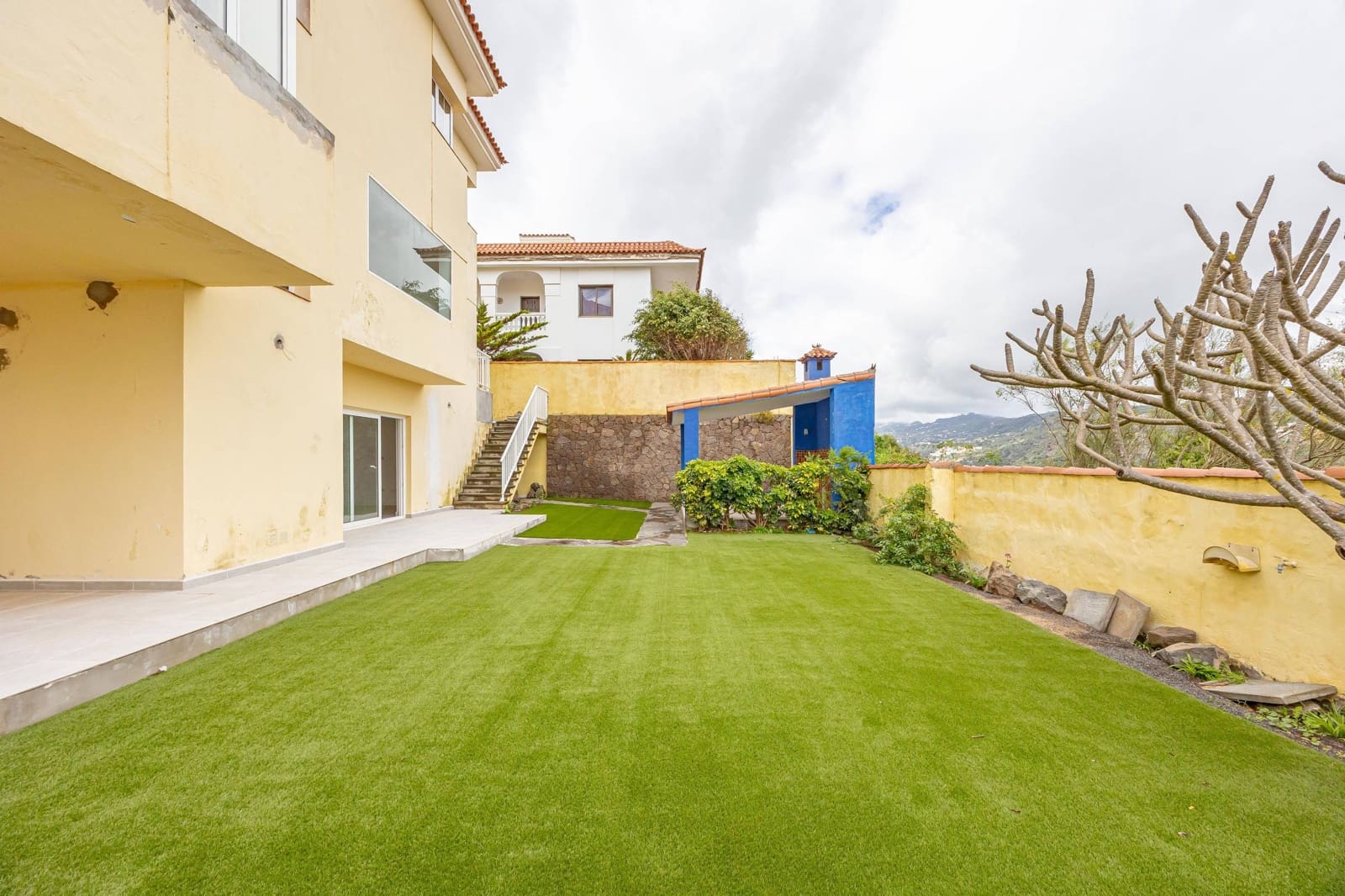 5 bedroom Villa for sale in Santa Brigida with garage - € 895,000 (Ref: 9804302)