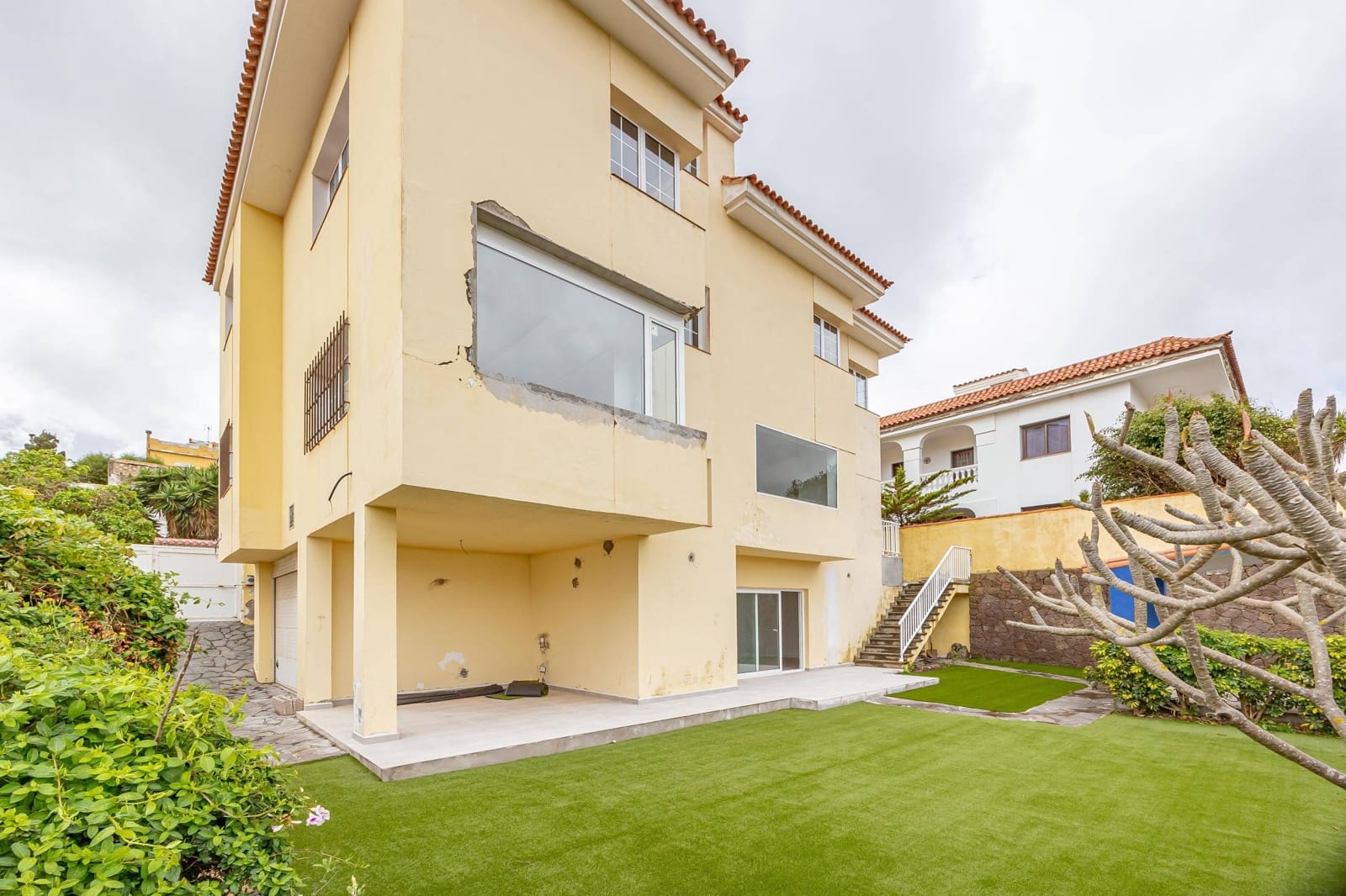 5 bedroom Villa for sale in Santa Brigida with garage - € 895,000 (Ref: 9804302)