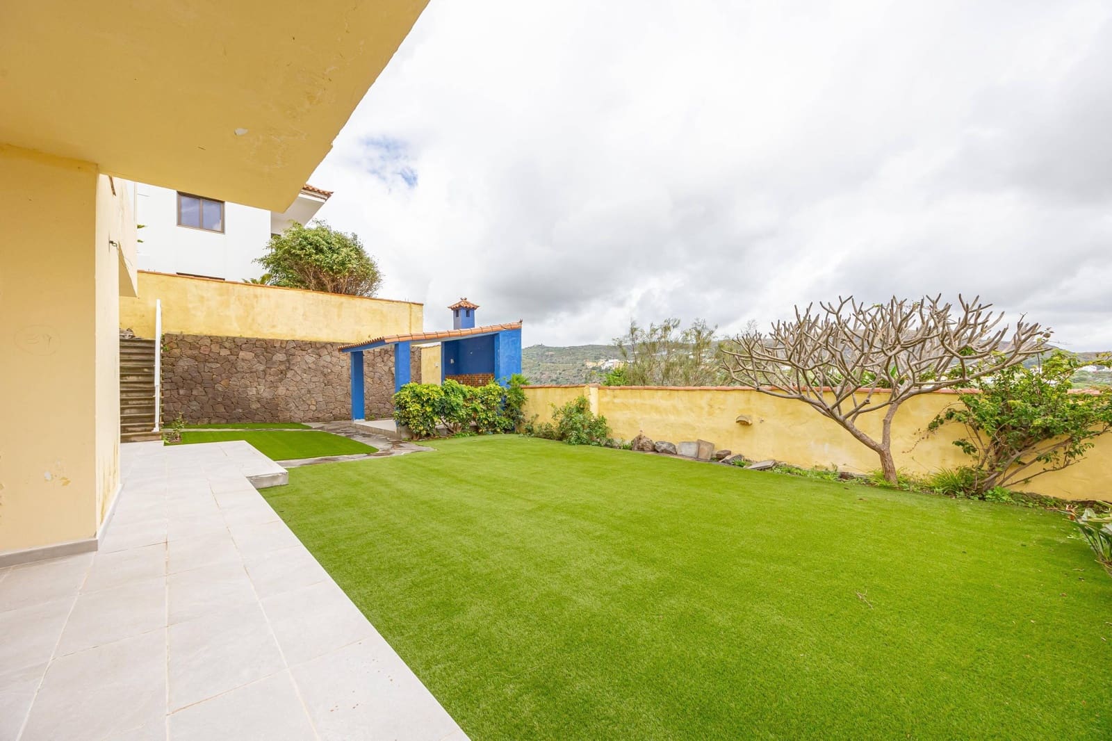 5 bedroom Villa for sale in Santa Brigida with garage - € 895,000 (Ref: 9804302)