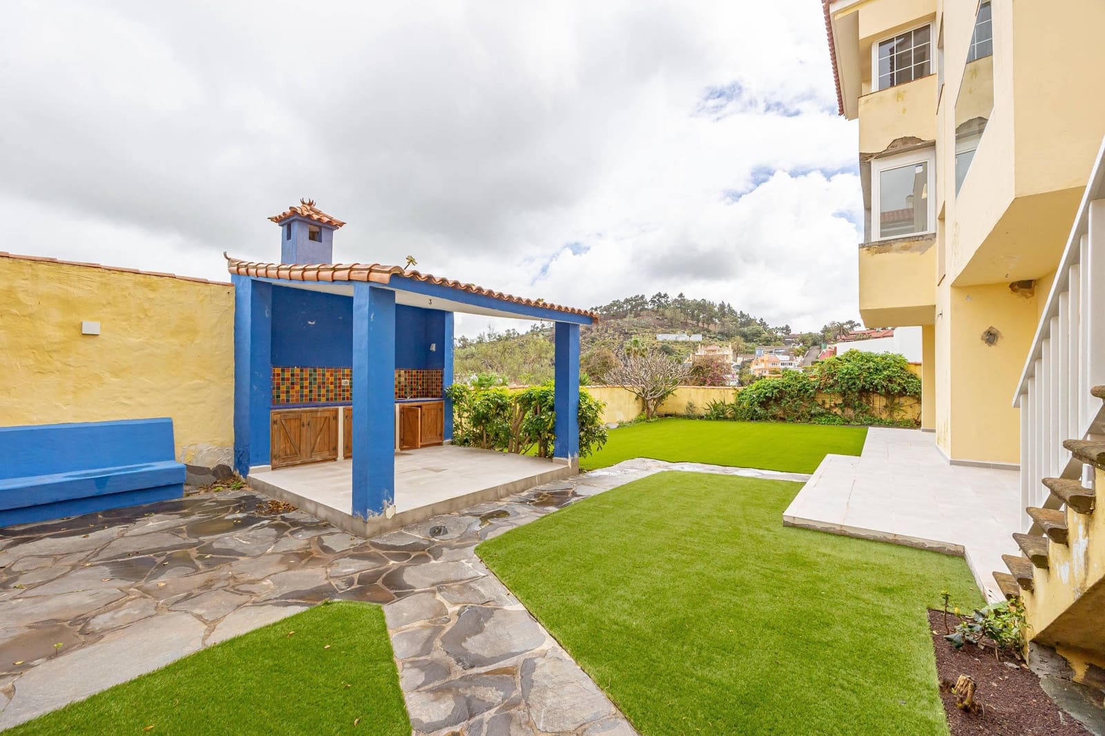 5 bedroom Villa for sale in Santa Brigida with garage - € 895,000 (Ref: 9804302)