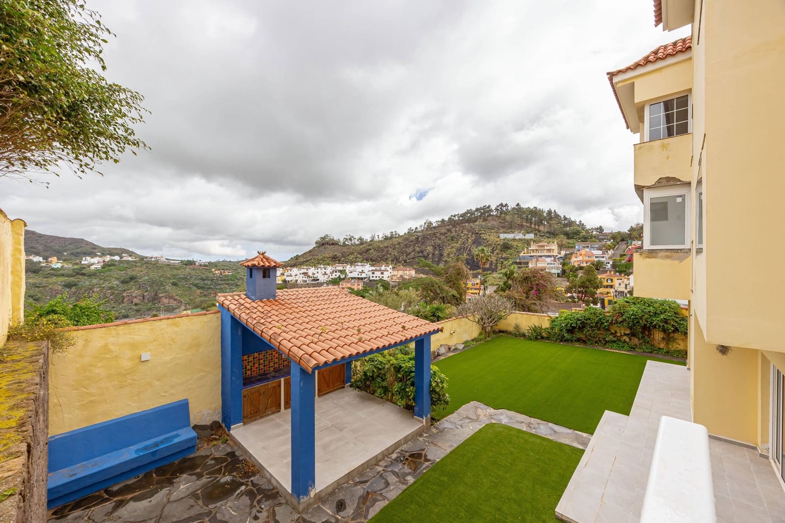 5 bedroom Villa for sale in Santa Brigida with garage - € 895,000 (Ref: 9804302)