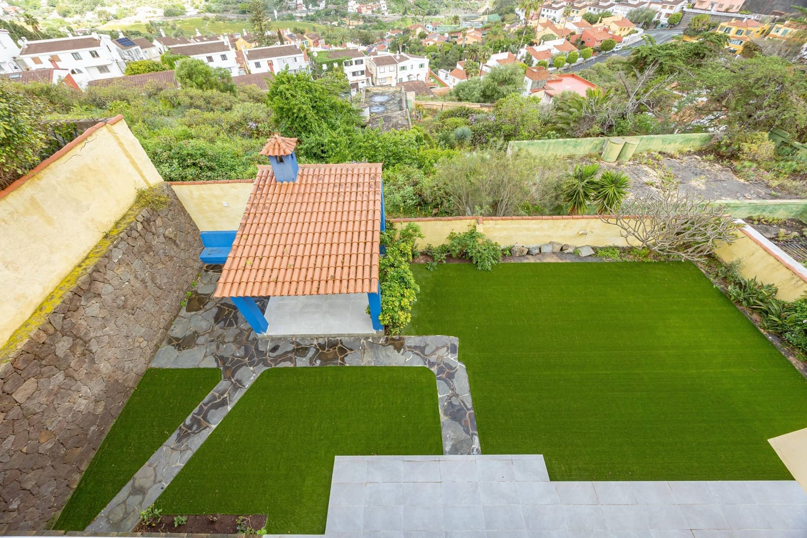 5 bedroom Villa for sale in Santa Brigida with garage - € 895,000 (Ref: 9804302)