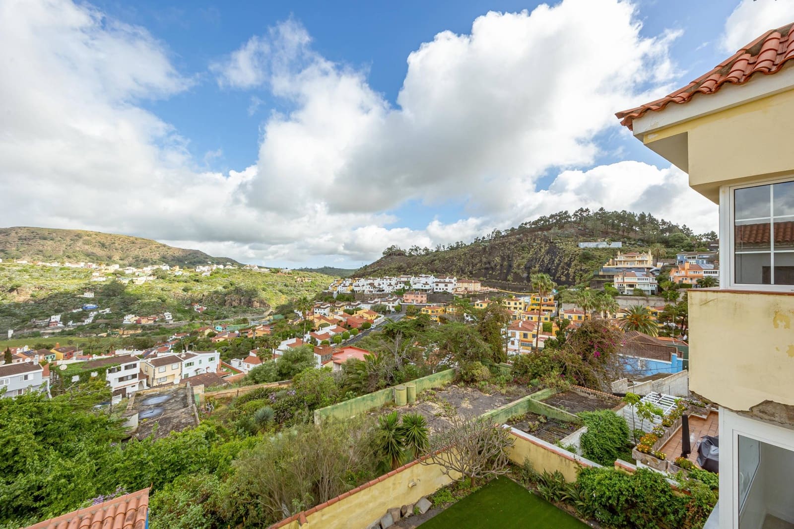 5 bedroom Villa for sale in Santa Brigida with garage - € 895,000 (Ref: 9804302)