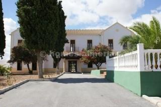20 soveværelse Finca/Landehus til salg i Granada by med swimmingpool - € 1.999.999 (Ref: 2182154)
