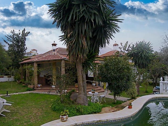 4 Zimmer Villa zu vermieten in Alhaurín de la Torre mit Pool - 2.500 € (Ref: 8511473)