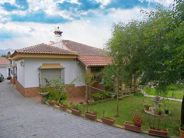 4 Zimmer Villa zu vermieten in Alhaurín de la Torre mit Pool - 2.500 € (Ref: 8511473)