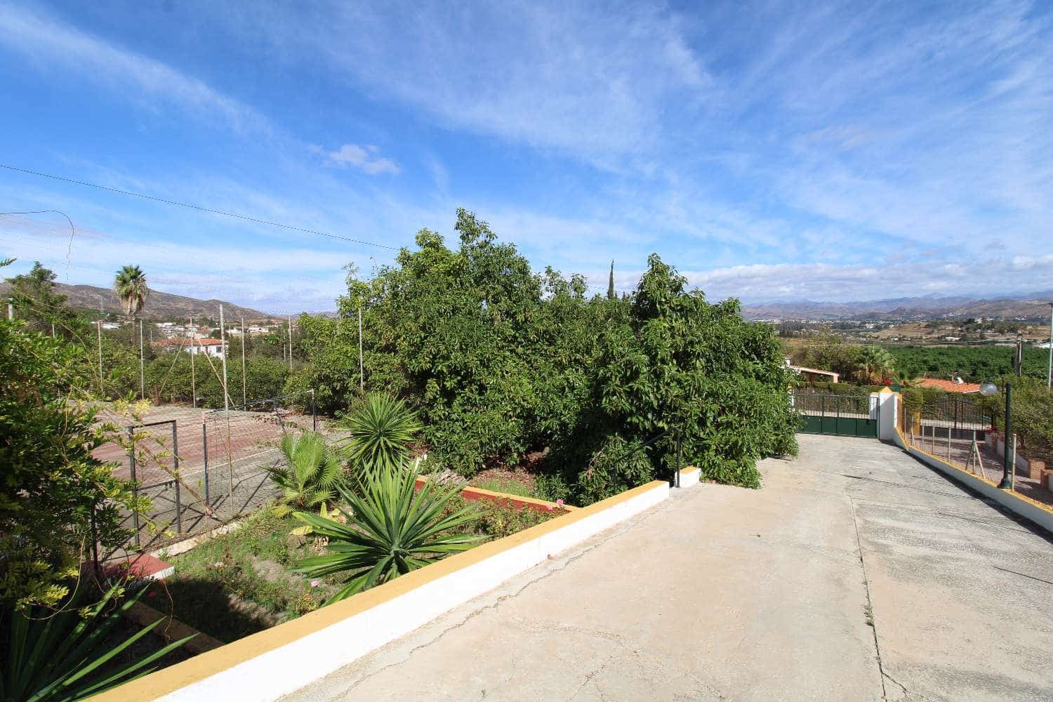 4 soveværelse Villa til salg i Alhaurin de la Torre med swimmingpool garage - € 787.500 (Ref: 8582029)