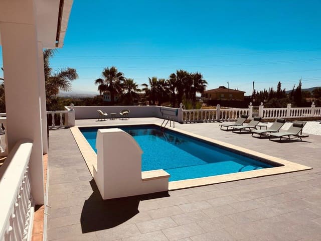 4 Zimmer Villa zu verkaufen in Alhaurín de la Torre mit Pool - 840.000 € (Ref: 8805840)