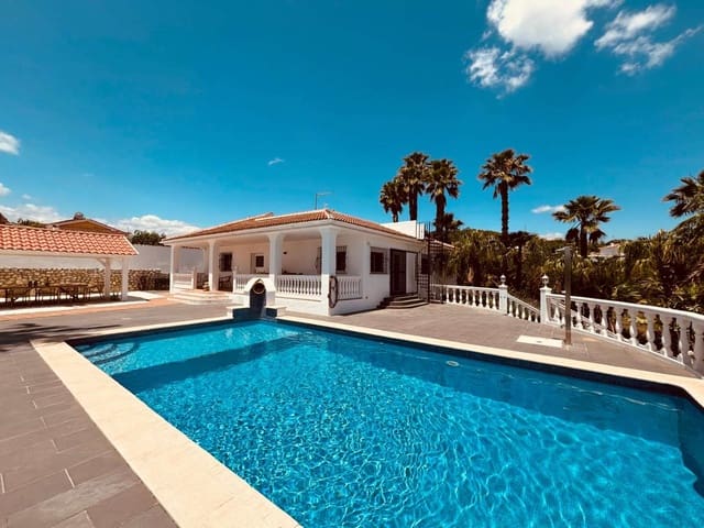 4 Zimmer Villa zu verkaufen in Alhaurín de la Torre mit Pool - 840.000 € (Ref: 8805840)
