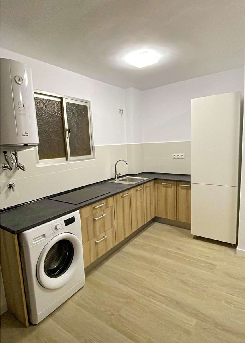 3 soveværelse Lejlighed til leje i Malaga by - € 1.200 (Ref: 8881315)