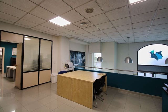 Kommersiell til salgs i Cruz de Humilladero, Málaga by - € 360 000 (Ref: 8912691)