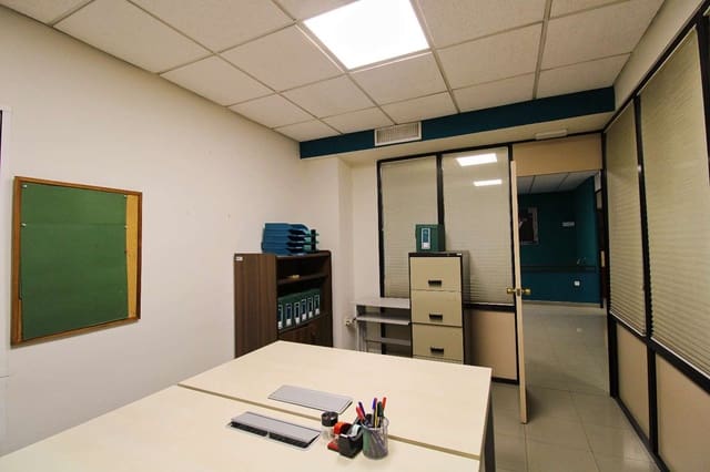 Kommersiell til salgs i Cruz de Humilladero, Málaga by - € 360 000 (Ref: 8912691)