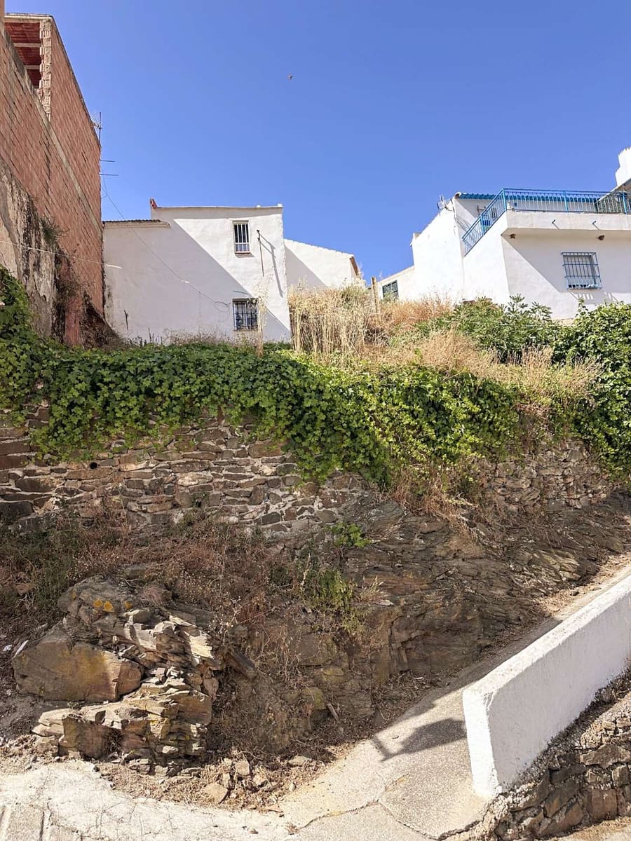 Grunde uden byggetilladelser til salg i Malaga by - € 30.000 (Ref: 9095039)
