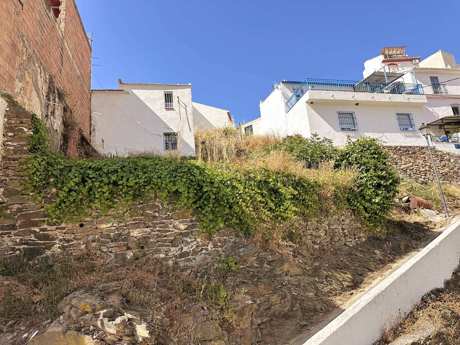 Grunde uden byggetilladelser til salg i Malaga by - € 30.000 (Ref: 9095039)