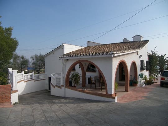 3 sypialnia Willa do wynajęcia w Alhaurin de la Torre z basenem garażem - 2 500 € (Ref: 9465155)