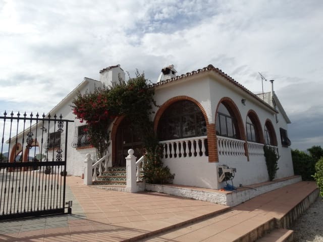 3 sypialnia Willa do wynajęcia w Alhaurin de la Torre z basenem garażem - 2 500 € (Ref: 9465155)