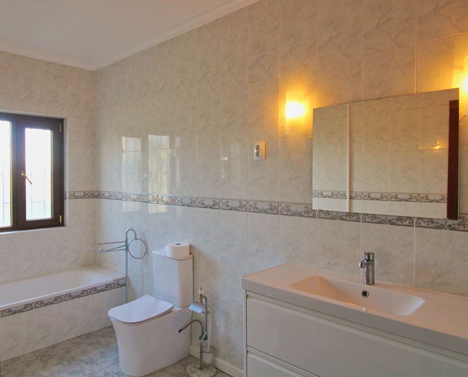 3 bedroom Villa for rent in Alhaurin de la Torre with pool garage - € 2,500 (Ref: 9465155)