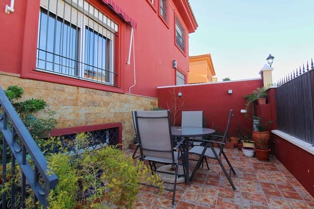 4 soverom Kjedet enebolig til salgs i Alhaurín de la Torre med svømmebasseng - € 550 000 (Ref: 9560885)