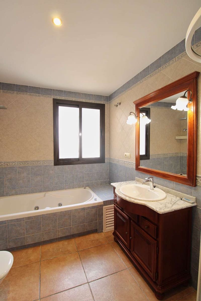 5 slaapkamer Villa te huur in Alhaurin de la Torre met zwembad - € 4.200 (Ref: 9594601)