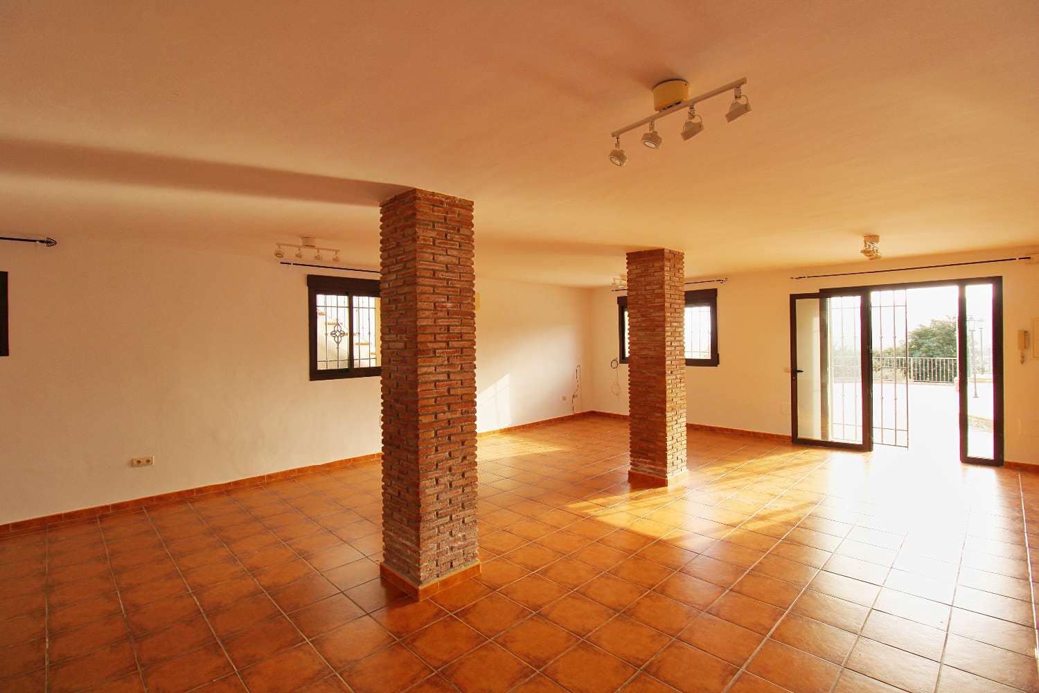 5 slaapkamer Villa te huur in Alhaurin de la Torre met zwembad - € 4.200 (Ref: 9594601)