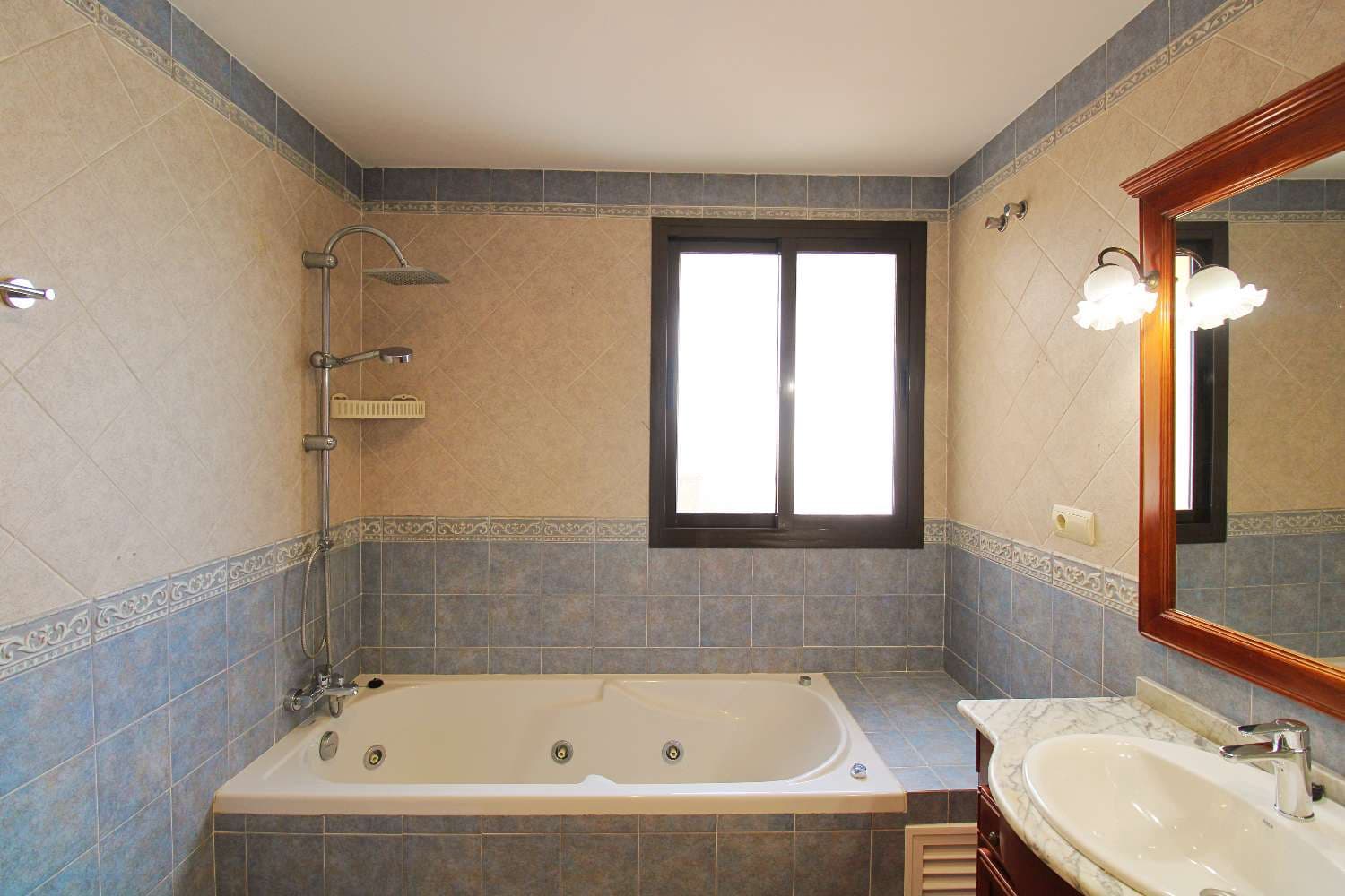5 slaapkamer Villa te huur in Alhaurin de la Torre met zwembad - € 4.200 (Ref: 9594601)