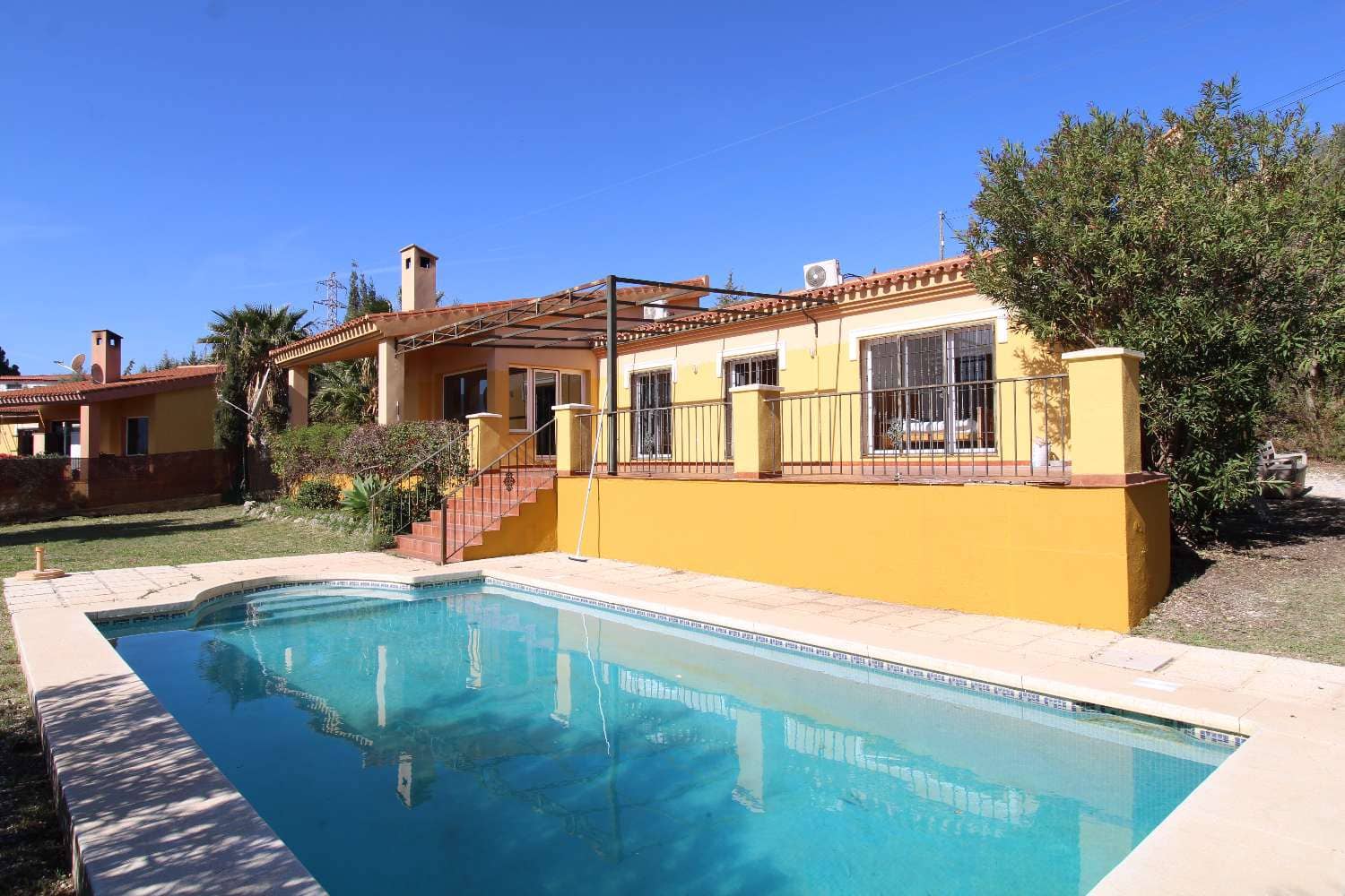 Chalet de 3 habitaciones en Alhaurín de la Torre en venta con piscina - 725.000 € (Ref: 9714469)