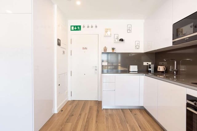 1 slaapkamer Flat te huur in Málaga stad met zwembad garage - € 1.400 (Ref: 9726305)