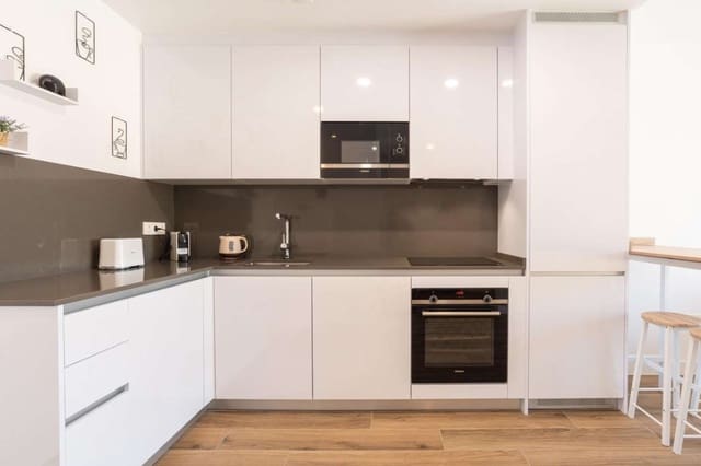 1 slaapkamer Flat te huur in Málaga stad met zwembad garage - € 1.400 (Ref: 9726305)