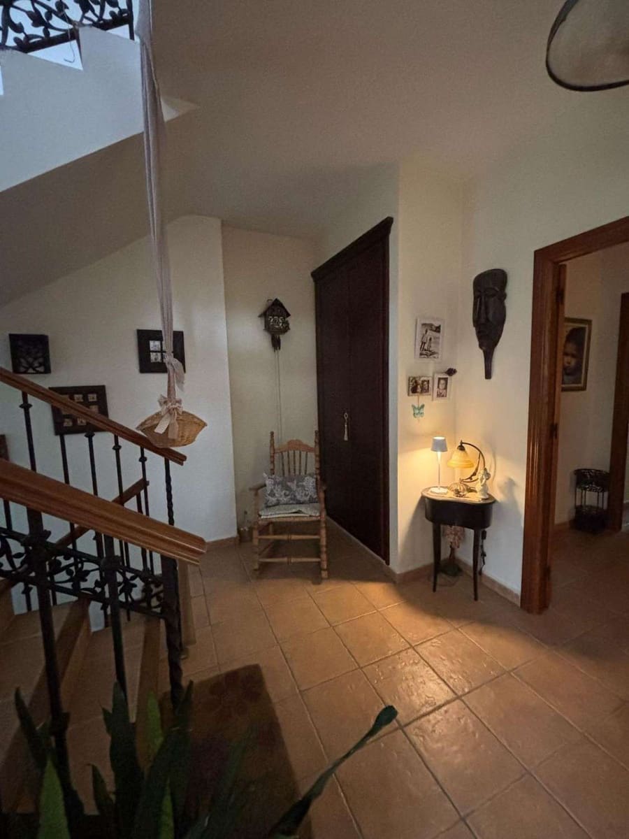 4 bedroom Villa for sale in Alhaurin de la Torre with pool - € 720,000 (Ref: 9731650)