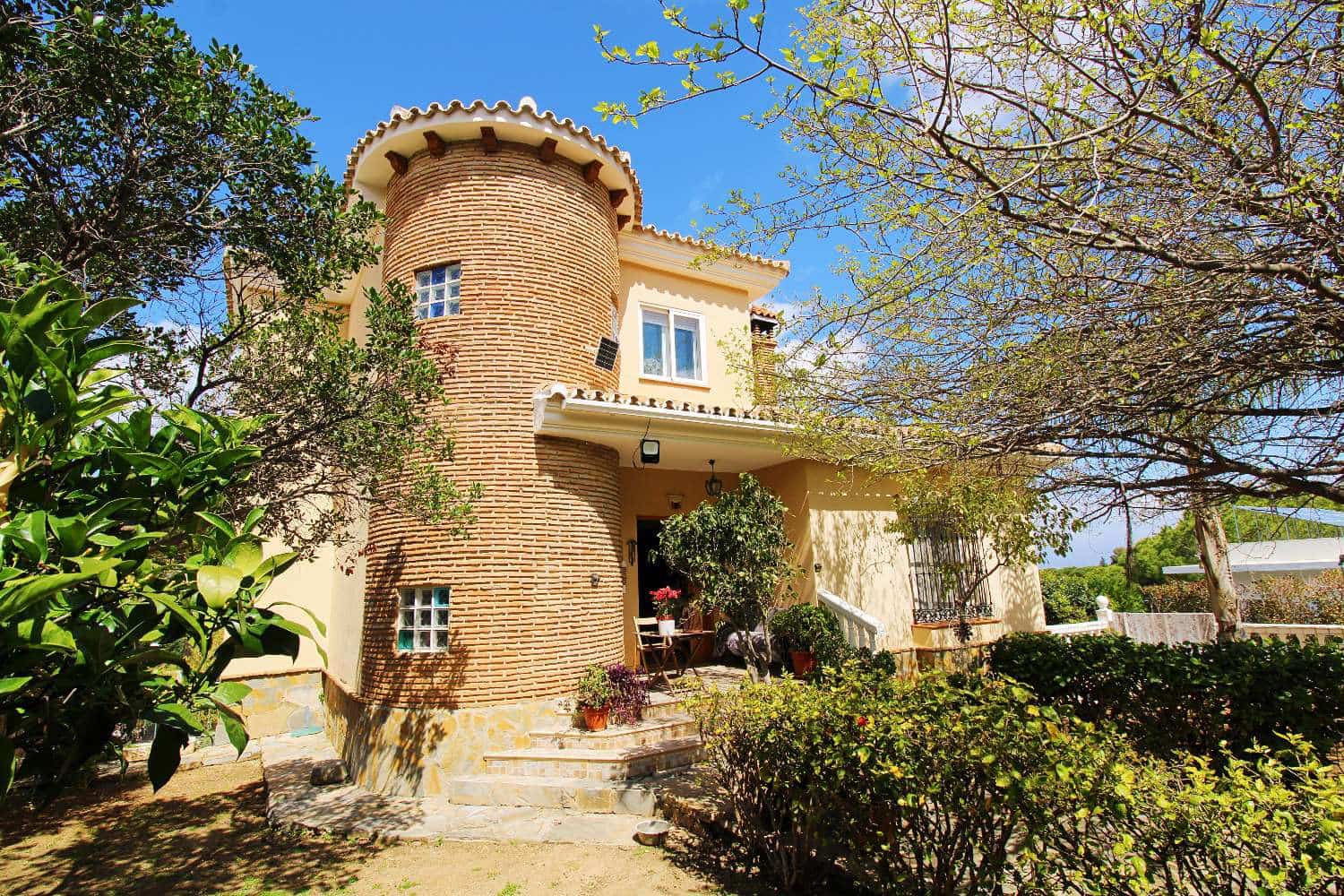 4 bedroom Villa for sale in Alhaurin de la Torre with pool - € 720,000 (Ref: 9731650)