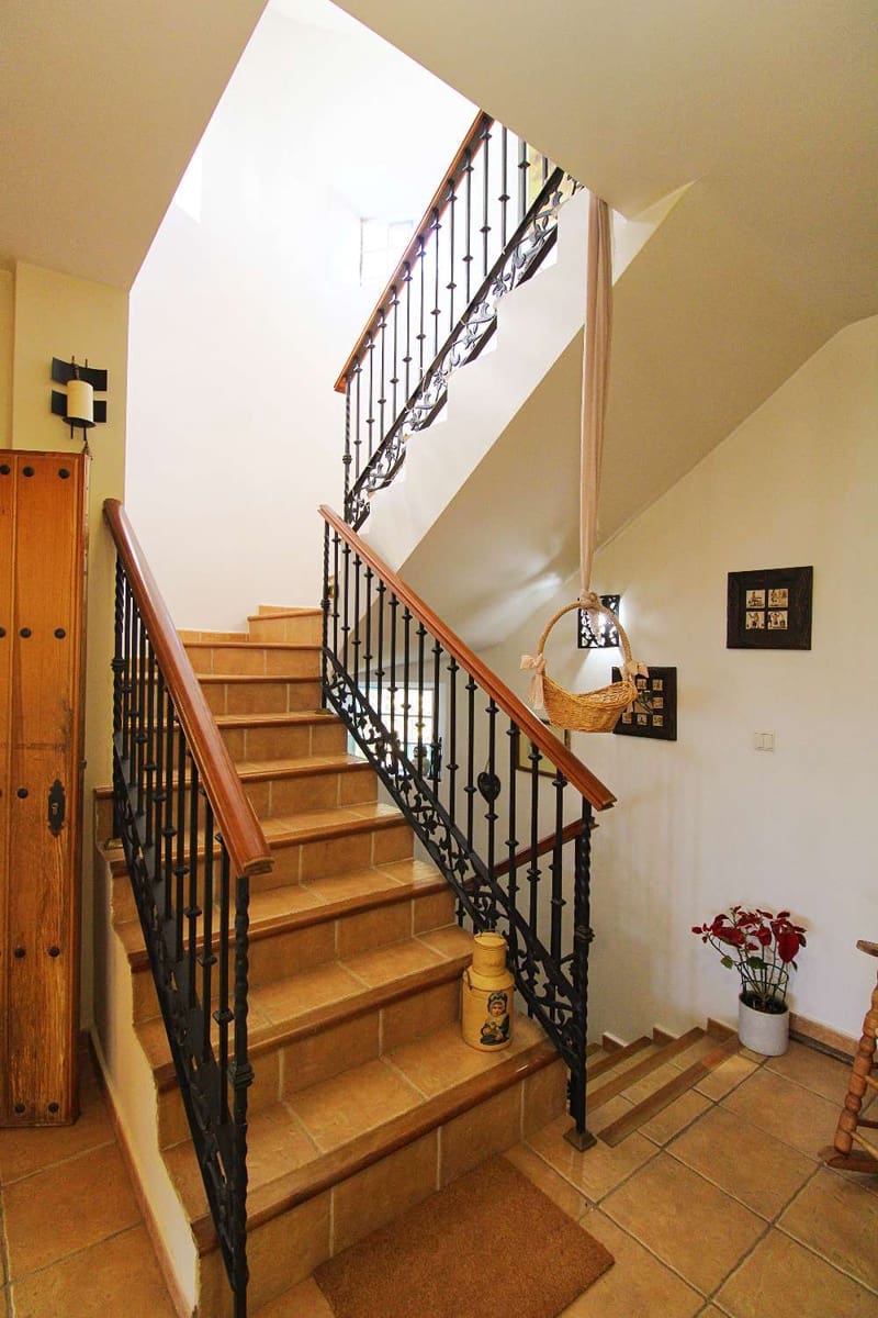 4 bedroom Villa for sale in Alhaurin de la Torre with pool - € 720,000 (Ref: 9731650)