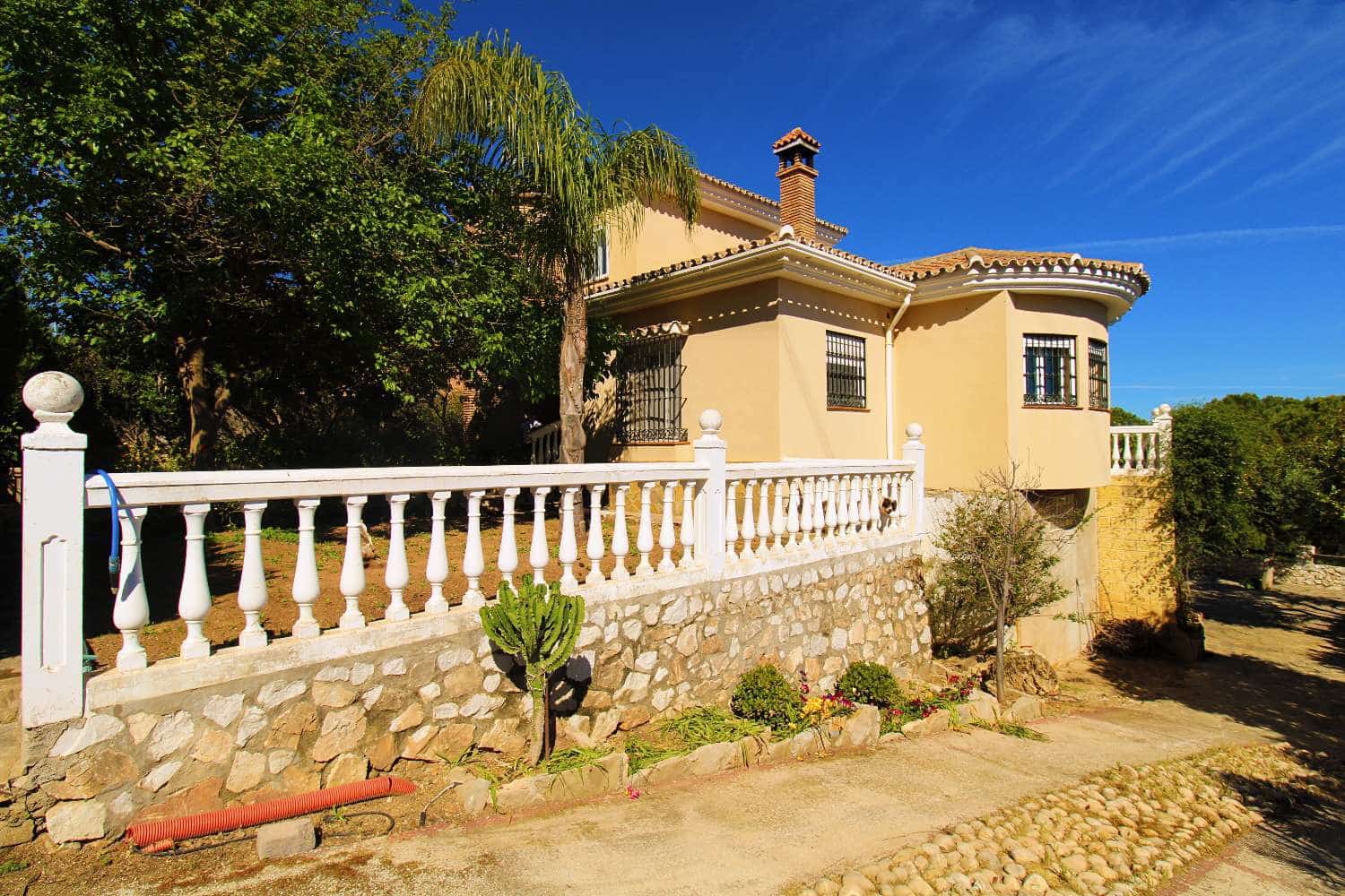 4 bedroom Villa for sale in Alhaurin de la Torre with pool - € 720,000 (Ref: 9731650)