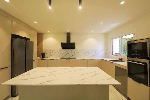 5 soveværelse Villa til leje i Cerrado de Calderon, Málaga by med swimmingpool garage - € 4.500 (Ref: 9848982)