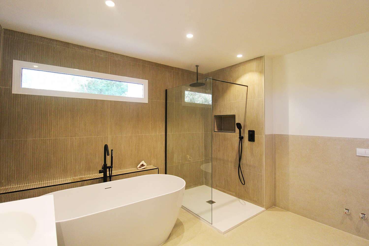 5 soveværelse Villa til leje i Malaga by med swimmingpool garage - € 4.500 (Ref: 9848982)