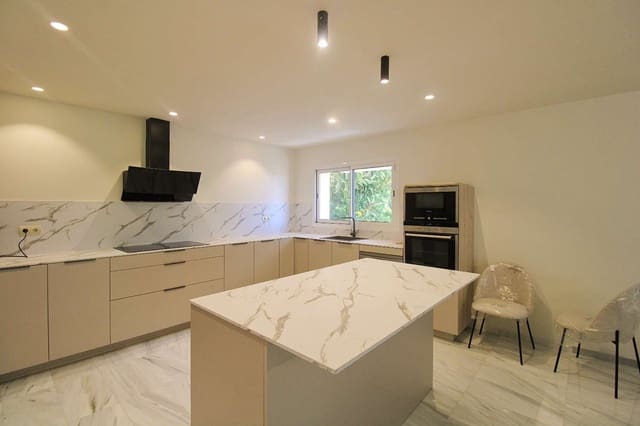 5 soveværelse Villa til leje i Cerrado de Calderon, Málaga by med swimmingpool garage - € 4.500 (Ref: 9848982)