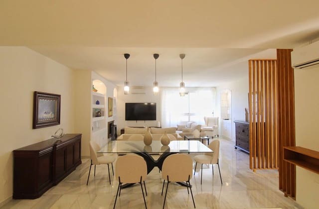 5 soveværelse Villa til leje i Cerrado de Calderon, Málaga by med swimmingpool garage - € 4.500 (Ref: 9848982)