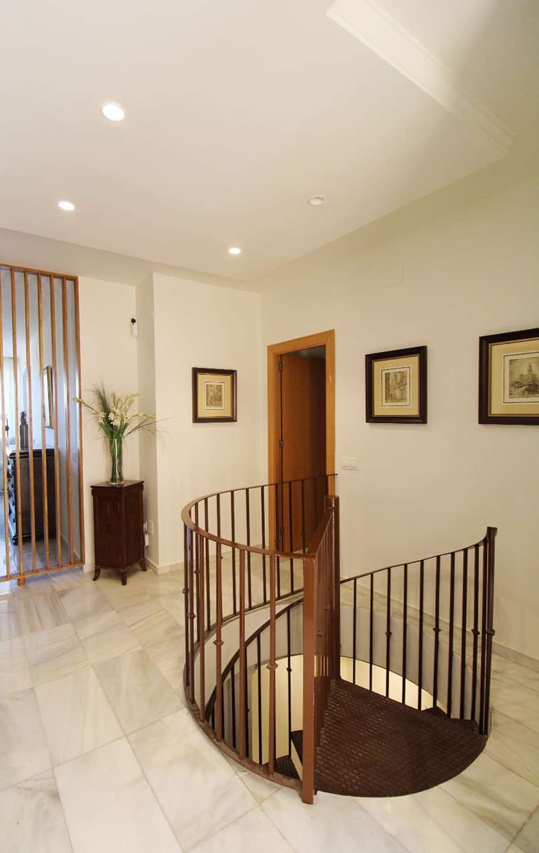 5 soveværelse Villa til leje i Malaga by med swimmingpool garage - € 4.500 (Ref: 9848982)