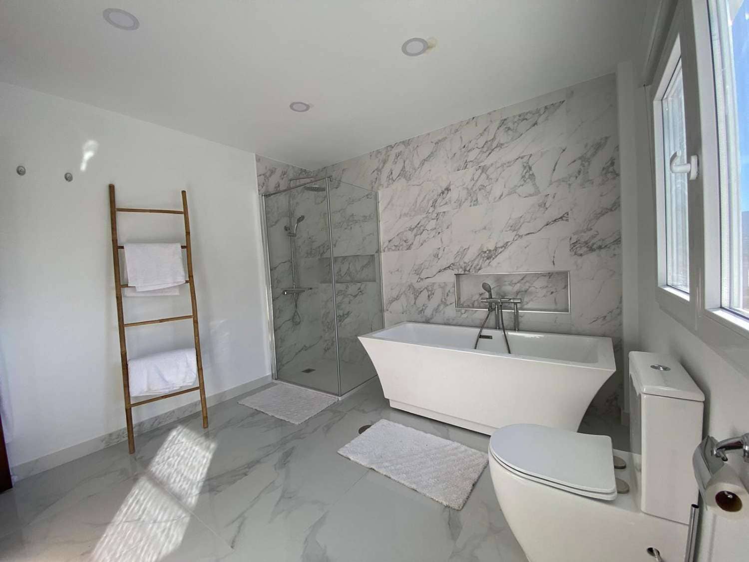 4 sypialnia Dom na sprzedaż w Alhaurin de la Torre z basenem garażem - 480 000 € (Ref: 9872918)