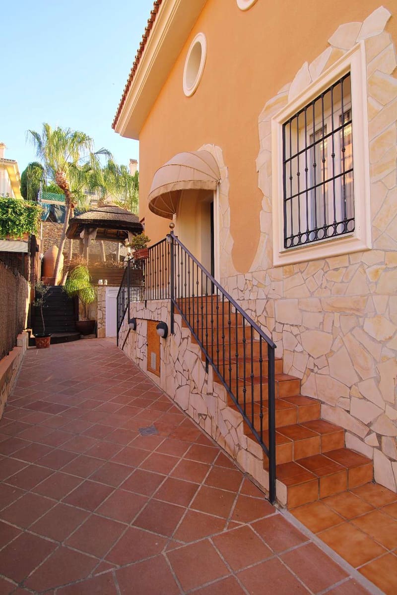 Pareado de 4 habitaciones en Alhaurín de la Torre en venta con piscina - 759.950 € (Ref: 9902770)