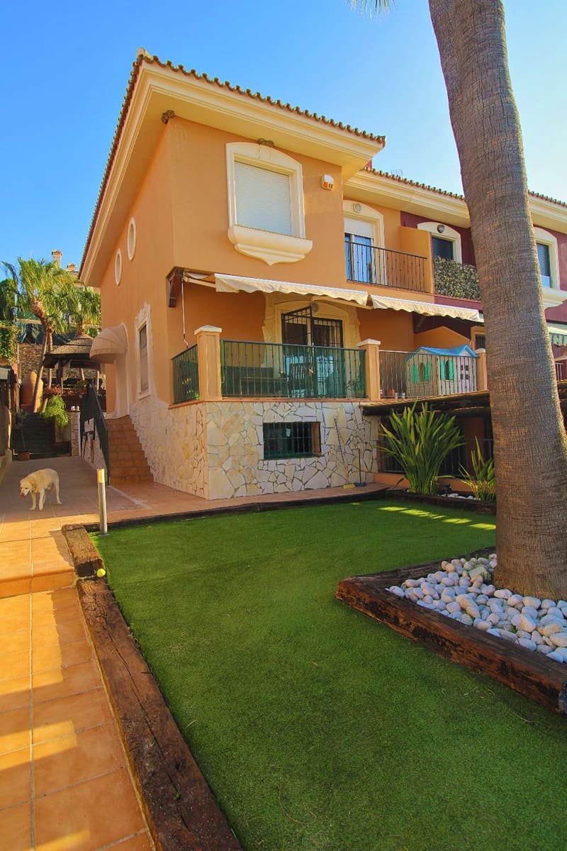 Pareado de 4 habitaciones en Alhaurín de la Torre en venta con piscina - 759.950 € (Ref: 9902770)