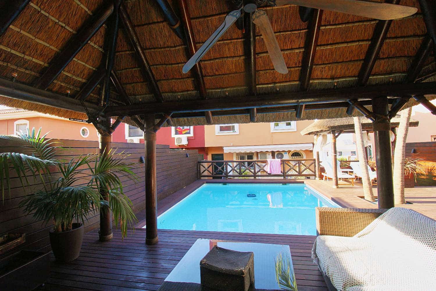 Pareado de 4 habitaciones en Alhaurín de la Torre en venta con piscina - 759.950 € (Ref: 9902770)