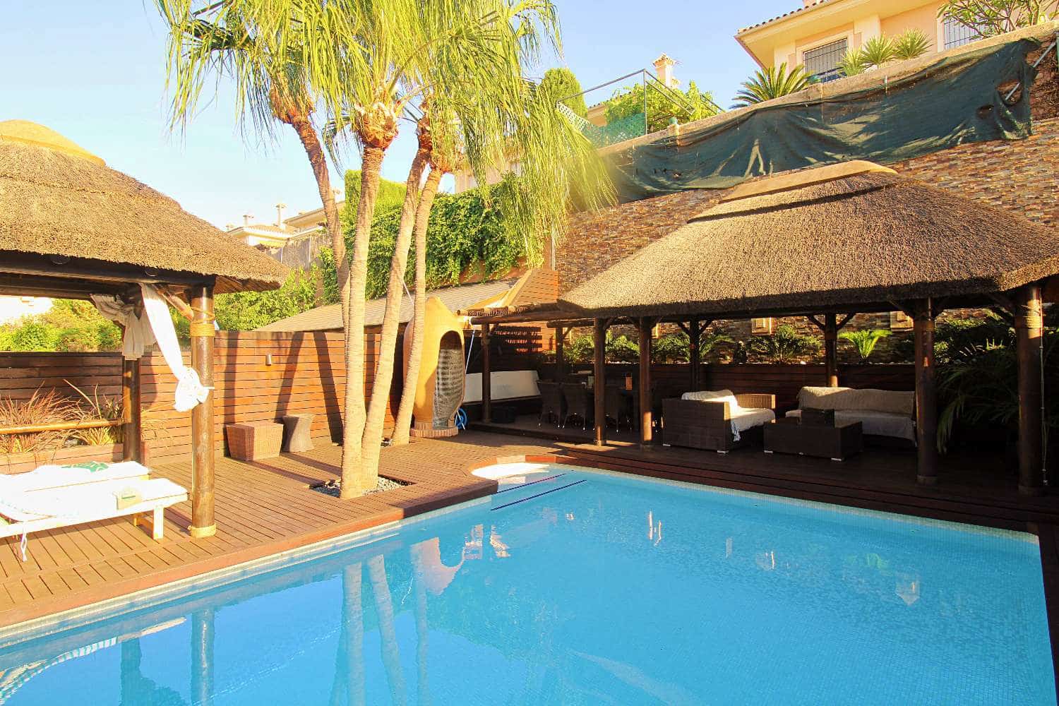 Pareado de 4 habitaciones en Alhaurín de la Torre en venta con piscina - 759.950 € (Ref: 9902770)