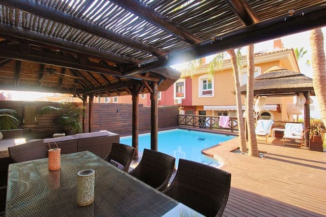 Pareado de 4 habitaciones en Alhaurín de la Torre en venta con piscina - 759.950 € (Ref: 9902770)