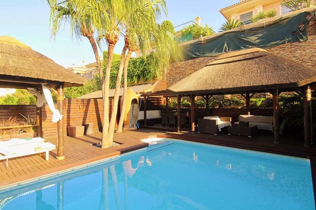 Pareado de 4 habitaciones en Alhaurín de la Torre en venta con piscina - 759.950 € (Ref: 9902770)