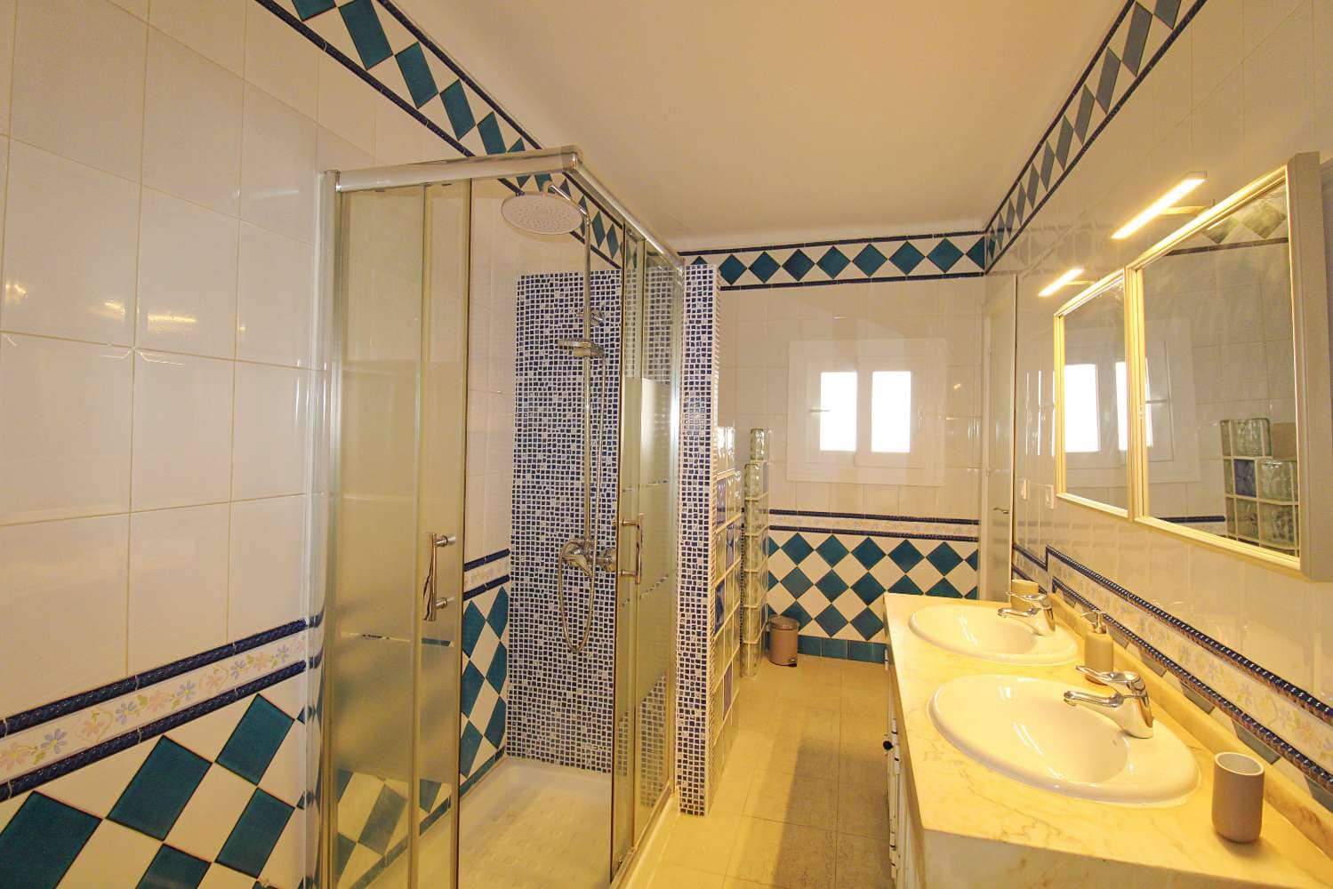 4 sypialnia Willa do wynajęcia w Alhaurin de la Torre z basenem garażem - 2 500 € (Ref: 9915183)