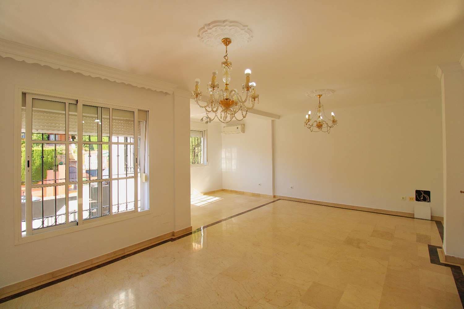 4 quarto Moradia Geminada para venda em Alhaurin de la Torre com piscina garagem - 664 000 € (Ref: 9956718)