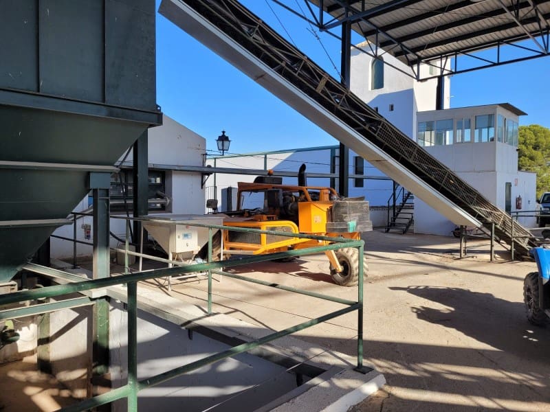 Maalaistalo myytävänä paikassa Linares - 7 500 000 € (Ref: 9338566)